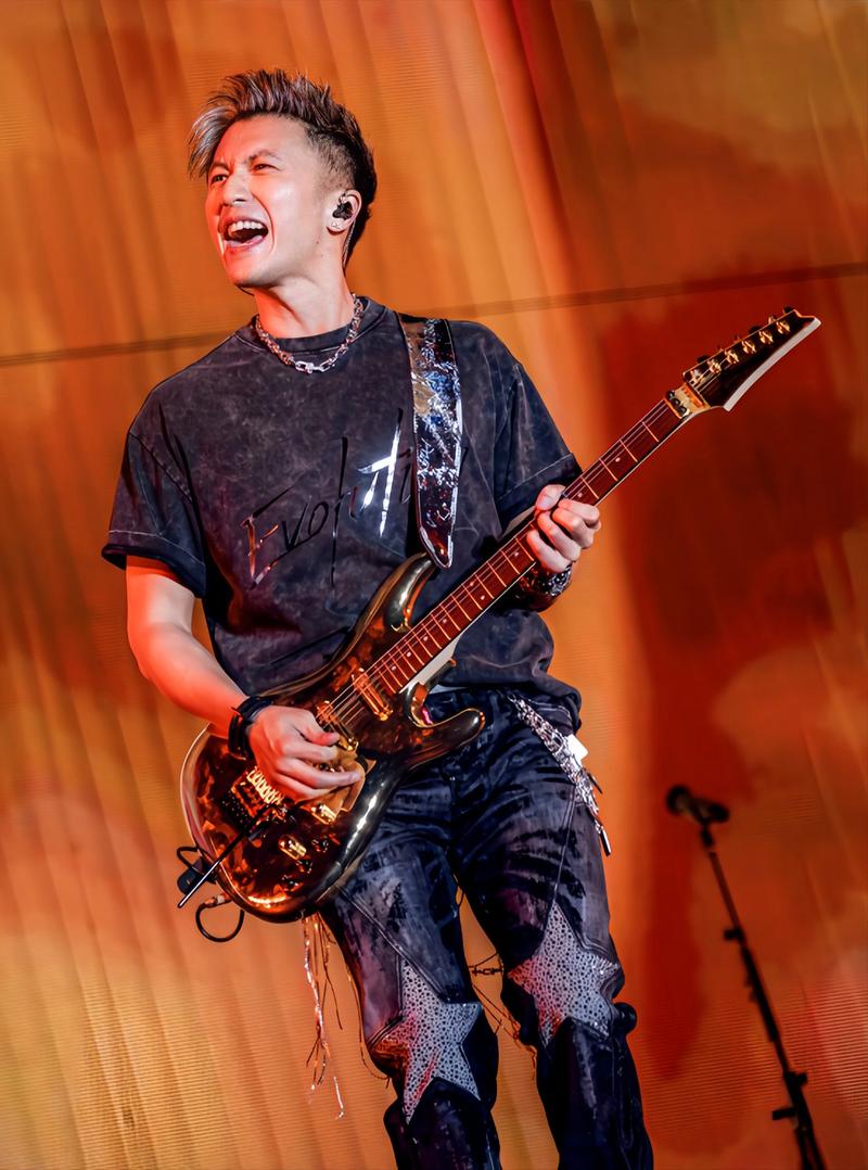 谢霆锋鸟巢开唱周杰伦将发新专辑，男星言论翻车引众怒