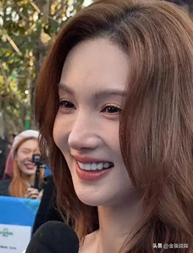 金晨怼脸拍鼻翼疤痕明显，妆浓到卡粉都遮不住，网友劝她收手