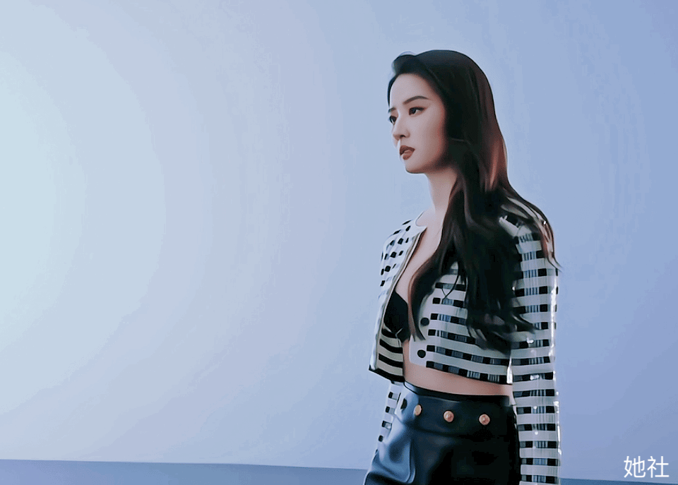 刘亦菲辣妹穿搭被骂辣眼睛_华语女明星内衣_刘亦菲LV内衣造型争议